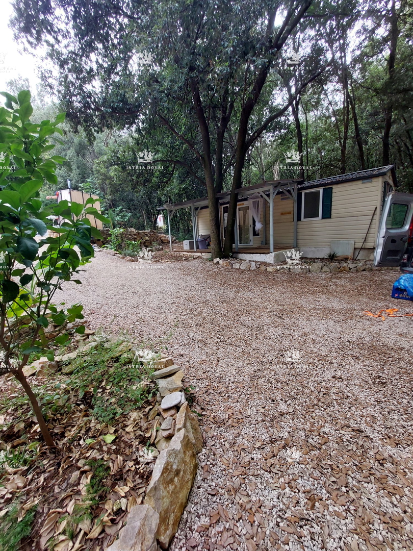 Due lotti arredati con case mobili – a 30 secondi dalla spiaggia – investimento di prima qualità in Istria